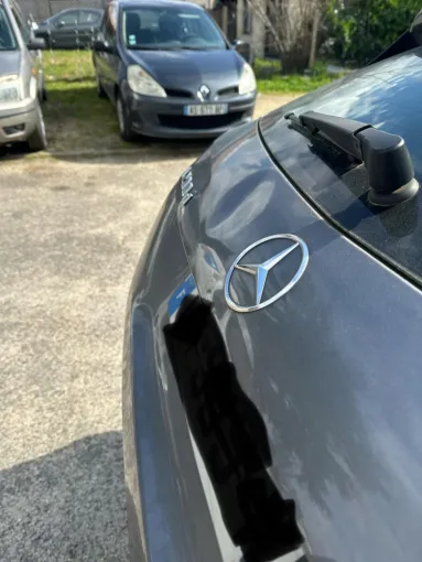 Vue d’un impact sur hayon Mercedes A200