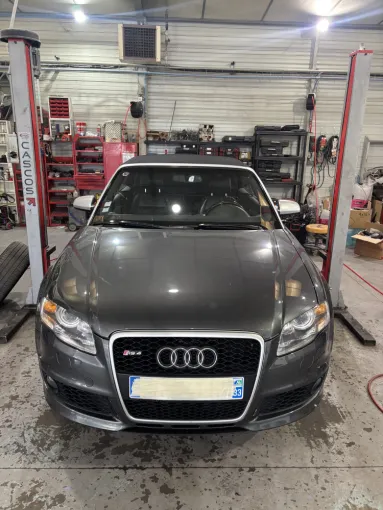 Vu de l'avant d'une Audi RS4 B7