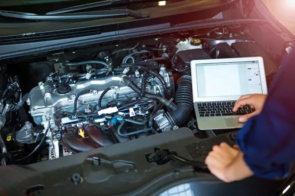 Demander un diagnostic automobile suite à une panne de batterie sur une route de campagne, Villenave-d'Ornon, L'Art D Boss