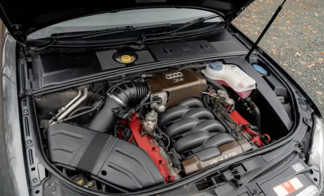 Vu du moteur d'une Audi RS4 B7 capot ouvert