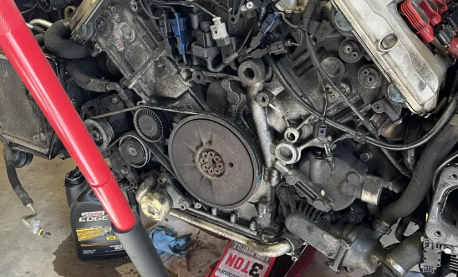 Vu de l'avant d'une Audi RS4 B7 face avant démontée