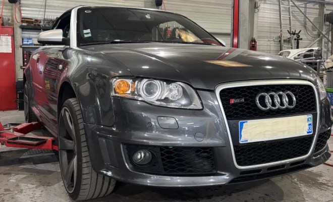 Vu de l'avant droite d'une Audi RS4 B7