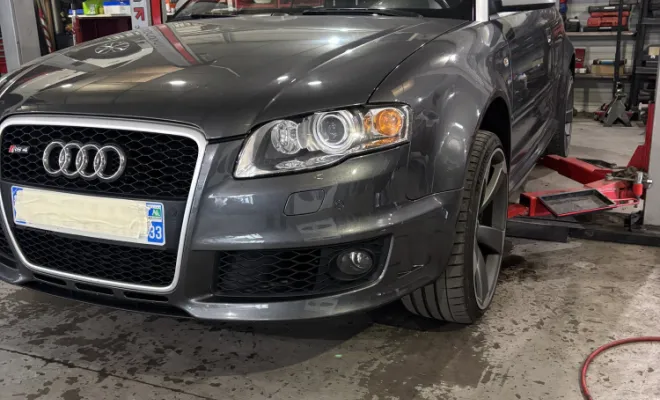 Vu de l'avant gauche d'une Audi RS4 B7